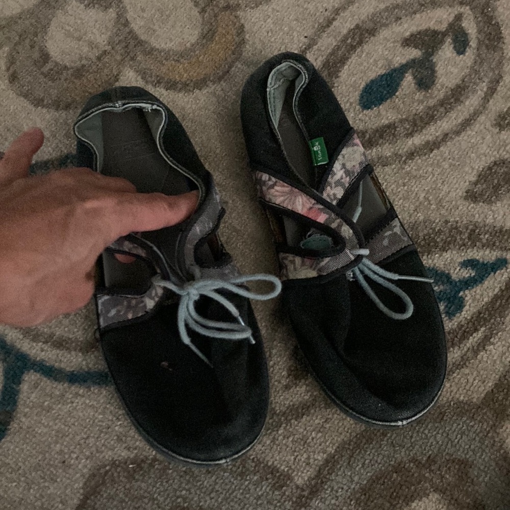 Sanuk unique shoes boho style. Adorable 🥰